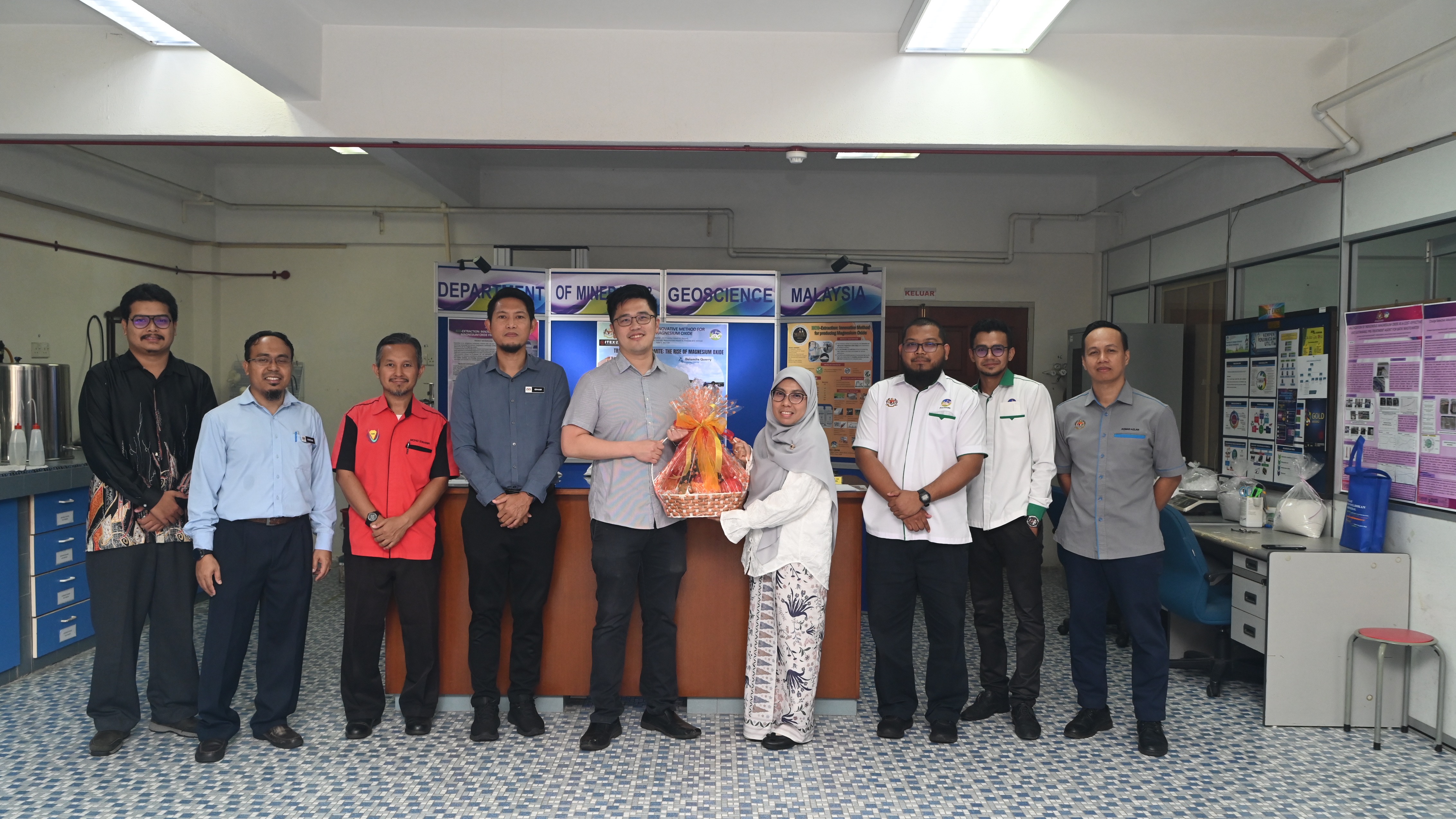 Majlis Penyerahan Dana Penyelidikan bagi Projek Penghasilan Magnesium Oksida (MgO) daripada Dolomit Tempatan